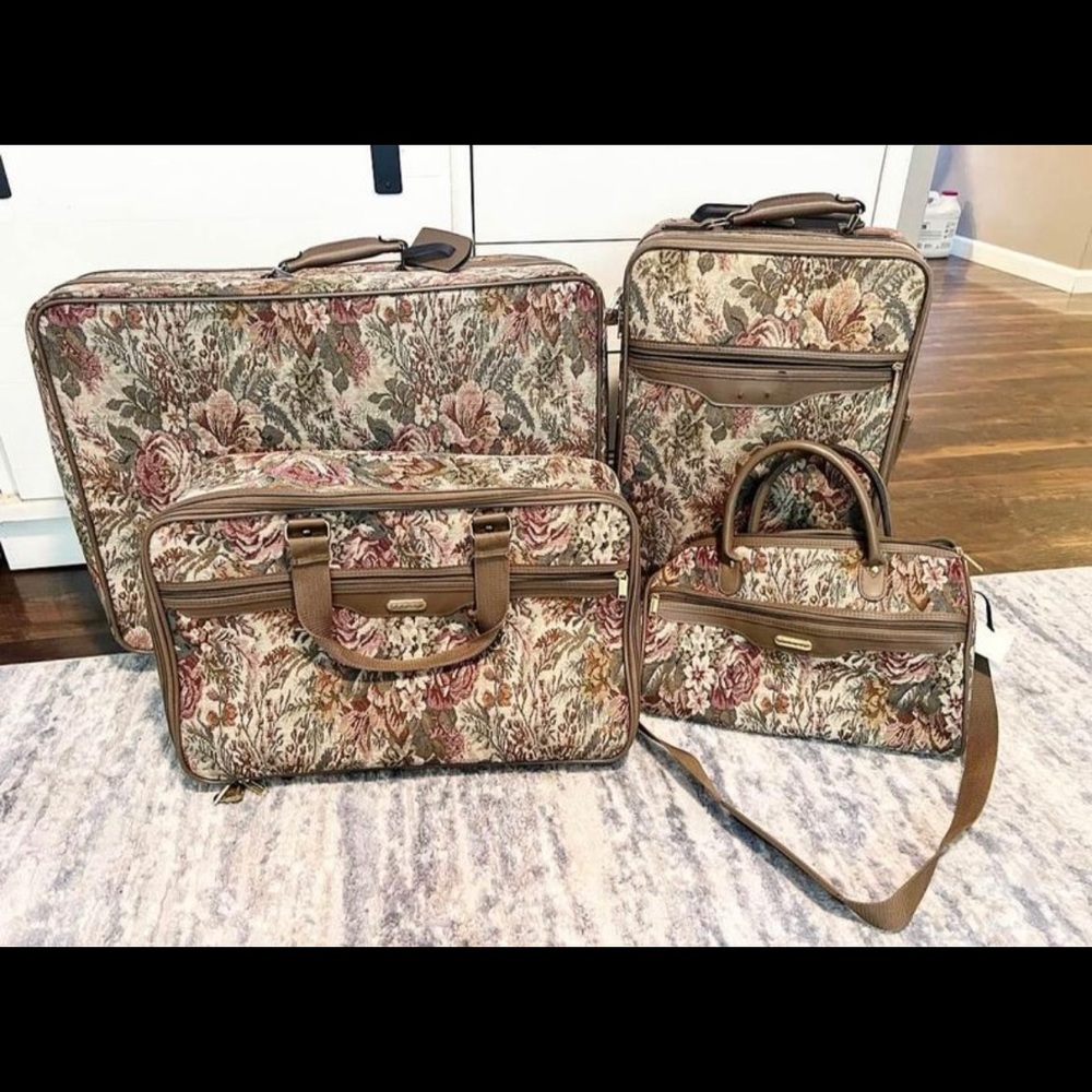Vintage Jaguar 4 piece luggage set!